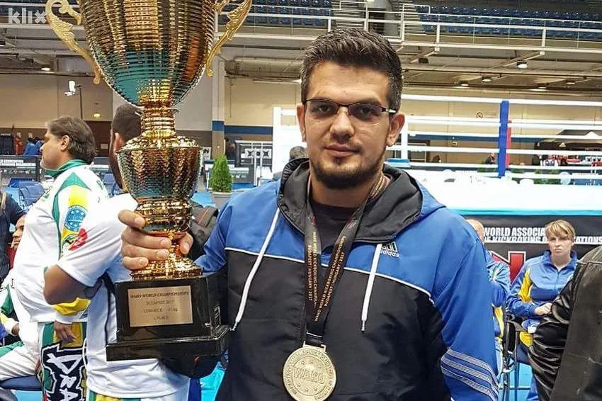 Bahrudin Mahmić sa peharom svjetskog prvaka