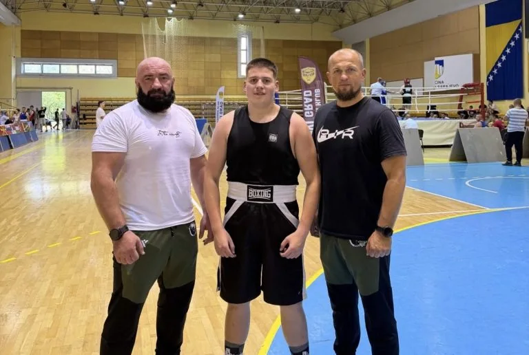 Džavid Smriko s timom u sportskoj dvorani